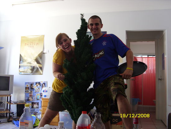 unser wundervoller Plastikbaum, im Hintergrund: unser Bad 