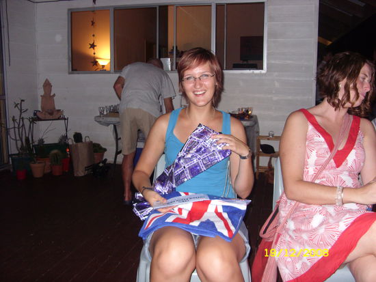 Andrea mit ihrem Secret-Santa Geschenk: nem Aussie-Badetuch