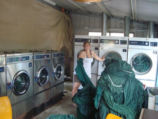 Ich - beinahe erwuergt von den Sheets in der Laundry - fleissiges Bienchen