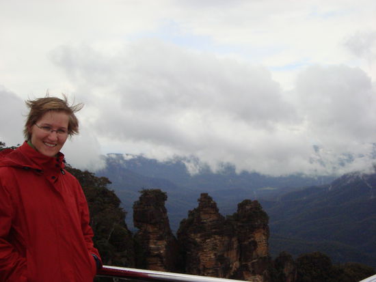 Andrea nochmal vor den Sisters, diesmal im Nebel