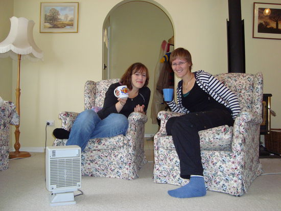 Nach der Wanderung beim Aufwaermen im Haus 