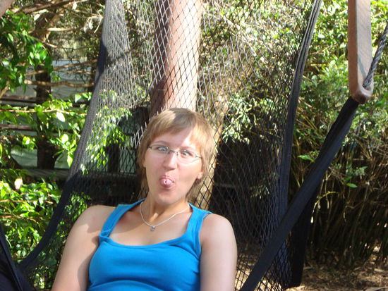 crazy in der Haengematte in der Art Factory, Byron Bay