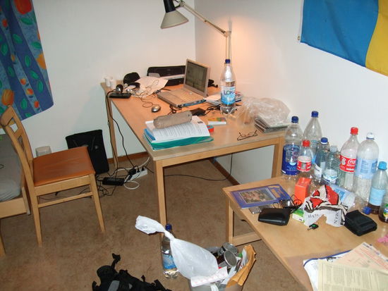 Mein ordentlicher Schreibtisch...das wird aber noch geändert und der Müll muss halt auch mal raus. Man bemerke rechts: Die Flagge &amp; ich habe nur Wasser getrunken!
