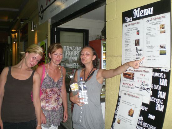 ...aber bitte denkt ans Essen - nicht dass wir wieder da stehen wie die begossenen Pudel!