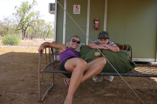 Nina und Keegan am urspruenglichen Camp