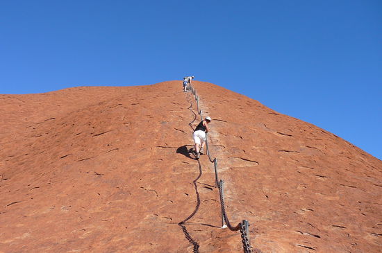 Aufstieg auf den Ayers Rock...
Von unten sah das alles ganz harmlos aus!!!