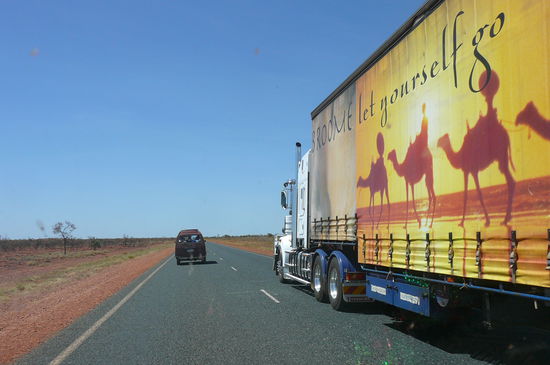 Unglaublich aber wahr wir lassen uns von Road Trains ueberholen