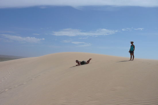 Anne und Nina beim Sandboarden