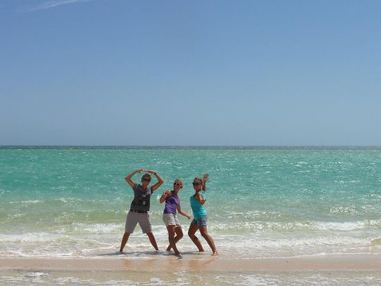 Drei verrueckte Girls am Nanga Beach