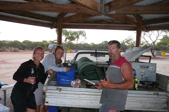 Spontanes Campen auf dem Parkplatz am Highway mit Pit