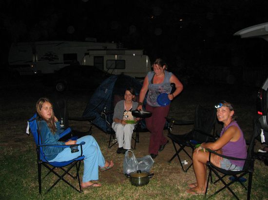 Dinner in Yeppoon am Caravanpark! Anschliessend wurden wir vom Regen ueberfallen!