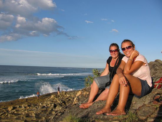 Carina and Nina beim Surfer-kucken!!!