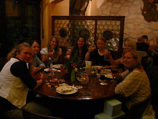 Mädels:
Vielen vielen Dank für den schönen Abend mit EUCH - war ein bisschen wie in alten Zeiten!!! Die nächsten Schoppen/Bierchen...müsst ihr erstmal ohne uns trinken...bis es wieder heißt "da simma dabei..."