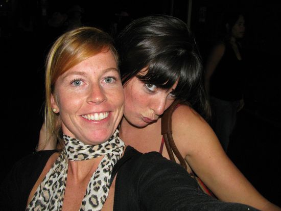 Mira and me umgeben von all den verrueckten girls...