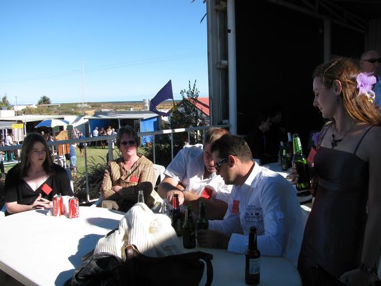 Carnarvon Cup!
Eines der wichtigsten Pferderennen hier und gleichzeitig "Ladies Day"
Kevin unser Hausherr hatte eine Gluecksstraehne!