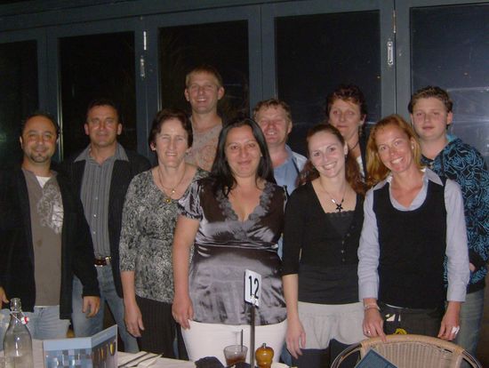 Abschiedsessen von Claire, doch ich musste bedienen. Das hat man davon wenn man zwei Jobs hat
Front "Cafe Team": Marina,Claire &amp; ich