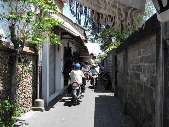 Alles was Beine und Raeder hat zwaengt sich hier durch die Gassen...