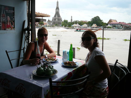 Mittagessen bei unserer crazy Mum bevor es rueber zum Wat Arun Tempel ging...