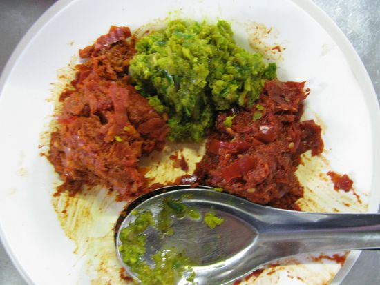 links: Panangpaste, 
mitte: green curry paste
rechts: red curry paste