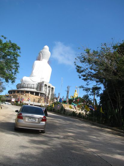 Hinauf zum Big Buddha, der ueber Phuket wacht.