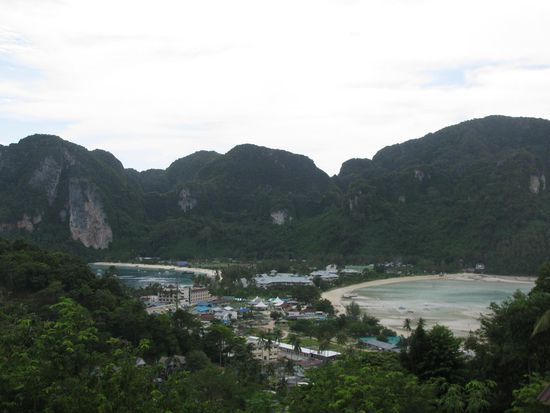 Blick in die Mitte, wo vor 5 Jahren auch der Tsunami durchging.
Links der Hafen und rechts der Strand zum relaxen und abends zum abfeiern.