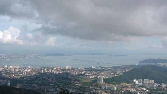 Penang erreicht man nicht nur mit der Faehre. 
Blick auf die Bruecke zwischen Mainland und Insel!