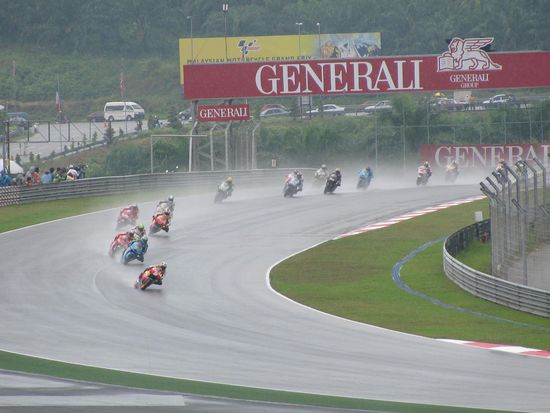 Kurz vor dem Start hat es erstmal schoen aus Eimern gegossen und das Rennen wurde 45 Min. verschoben