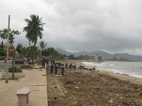 Aufraeumarbeiten am Strand