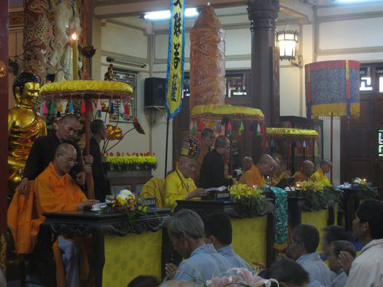 Long Son Pagoda
Traditionelle Zeremonie. An diesem Tag bekommt jeder seine Haare abrasiert!