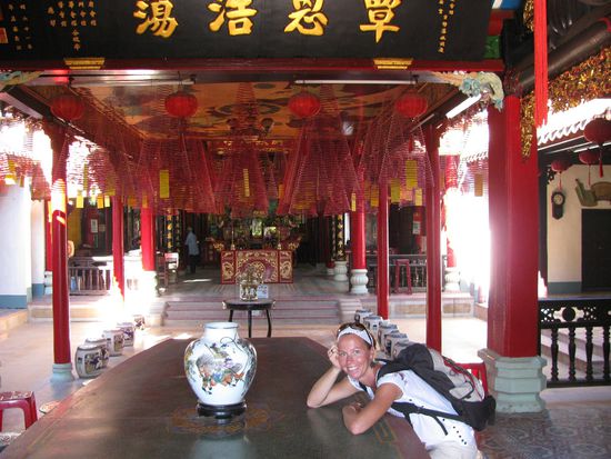 Assemble Hall am Besprechungstisch
Die lustigen Gehaenge an der Decke sind wie Raeucherkerzen