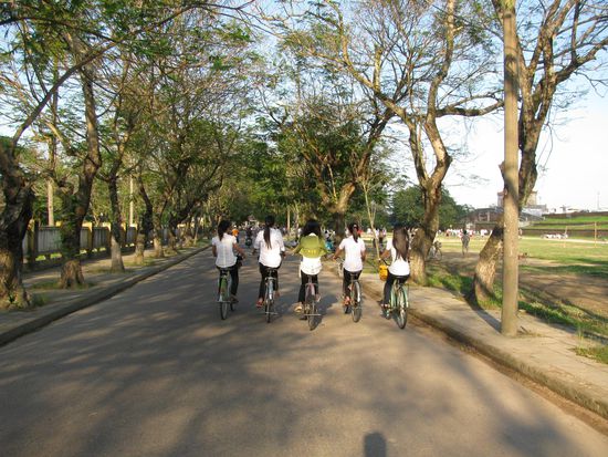 Bin immer wieder faziniert wie gerade hier jeder auf seinem Radel sitzt und alle schaun' se gleich aus!