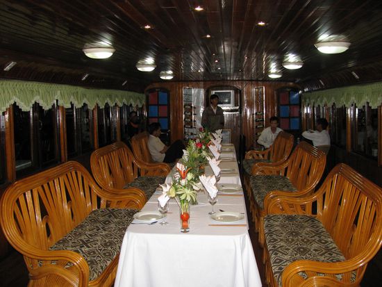 Auf unsrem kleinen Schiff - startklar fuer Dinner!