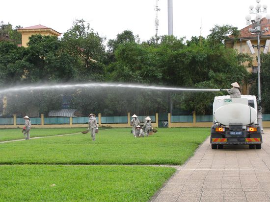 Bei der Arbeit! Eine witzige Art den Rasen zu sprengen