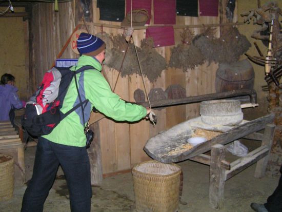 Beim Korn schroten - war garnicht so einfach!