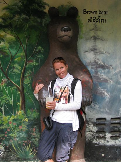 Am Tat Kuang Si Wasserfall bei den Baeren