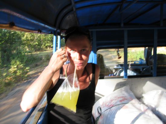 Und da sitzt se in ihrem Tuk Tuk mit dem yummy sugarcane juice!