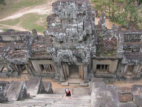 Da steht se nun unsre Maud am Thommanon und ueberlegt wie sie die steilen Treppen hoch kommt