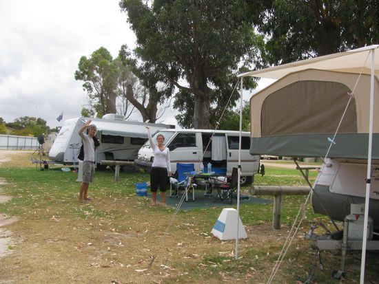 Da steh'n se nun und wir muessen weiter!