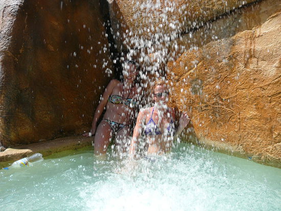 Abkuehlung im Pool unseres Hostels