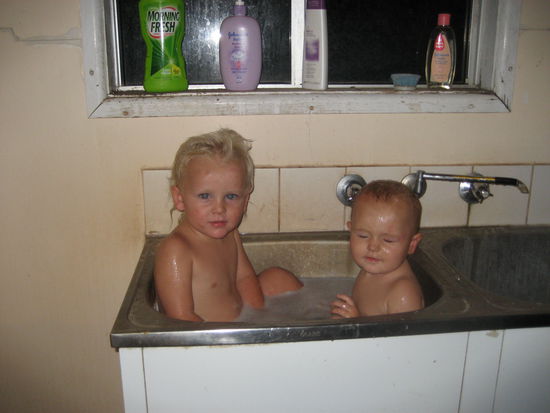 Roguen &amp; Tiggi beim baden.. 