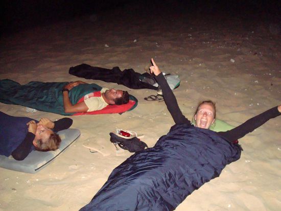 zum Wildcampen gehoert natuerlich auch am Strand schlafen