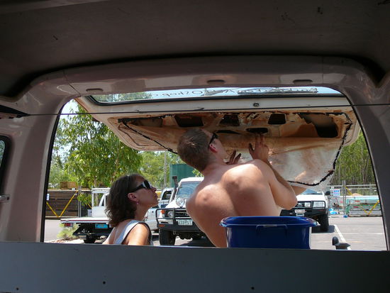 ok ein Manko hatt er.. Der Kofferraum laesst sich nur von innen oeffnen..
Hier hatten wir versucht es zu reparieren ging aber nicht..