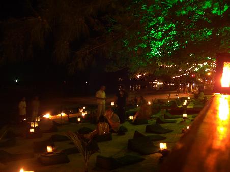 Strandbar bei Nacht