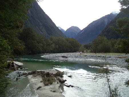 Am ersten Tag sind wir ein langes Stueck an diesem Fluss entlanggegangen