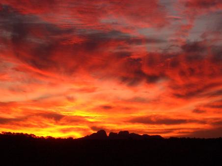 Sonnenuntergang ueber den Olgas
Hammer- oder?