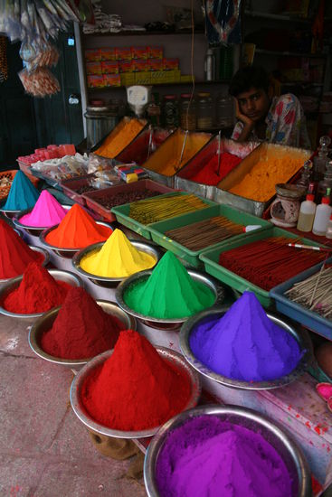 Farben, Oele und Raeucherstaebchen auf dem Markt