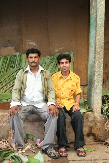 Diese beiden wollten unbedingt fotographiert werden und ich finde das Bild einfach herrlich! Hier ist es wohl so, dass alle wichtigen Leute (Polizisten, etc.), immer ganz ernst auf Bildern schauen! Und so auch diese beiden hier.....