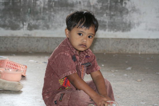 Ein Maedchen mit Down-Syndrom. Ihre Eltern hatten erst Angst, dass es in der 'Non-Formal Education School' deswegen nicht genommen wird.