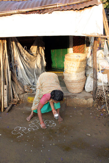 Nach dem Hausputz am morgen wird der Haus eingang dekoriert