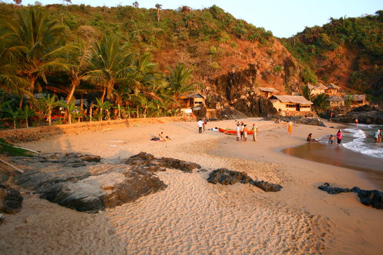 Paradise Beach: 
links ist der "Om-Shanti-Garden", ein feiner schattiger Platz, mit vielen Haengematten, einer Bettschaukel und Platz fuer Aktivitaeten. Dort unter den Palmen laesst es sich in der Mittagshitze gut aushalten.
Rechts ist die Bootanlegestelle.
Geradeaus sind Wohnhuetten und hinter mir ist das Restaurant mit dem besten Essen, was ich bis dahin in Indien gegessen habe.....(selbst auf Nutellapancakes muss man nicht verzichen und zwar mit Original Nutella, oh ja!!!